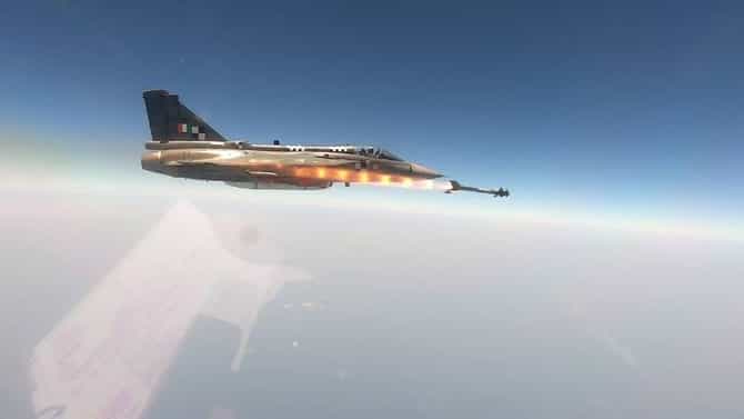 स्वदेशी फायटर जेट तेजसवर इस्त्रायली मिसाईलची यशस्वी चाचणी, शत्रूचा सहज खात्मा