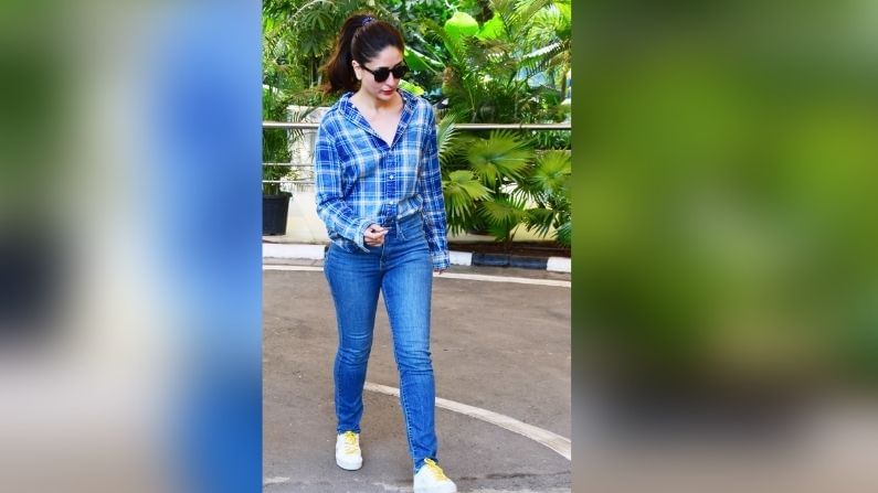 करीना कपूर खान (Kareena Kapoor Khan) तिच्या अनोख्या स्टाईलसाठी ओळखली जाते. ती अनेकदा कॅज्युअल आउटफिटमध्ये दिसते. एअरपोर्ट लूकसाठी यावेळी करीनानं डेनिम जीन्ससोबत प्रिंटेड शर्ट कॅरी केला होता. या ड्रेससाठी तिनं तिचे केस बांधले होते. तर परफेक्ट लूकसाठी तिनं व्हाईट स्निकर कॅरी केले.