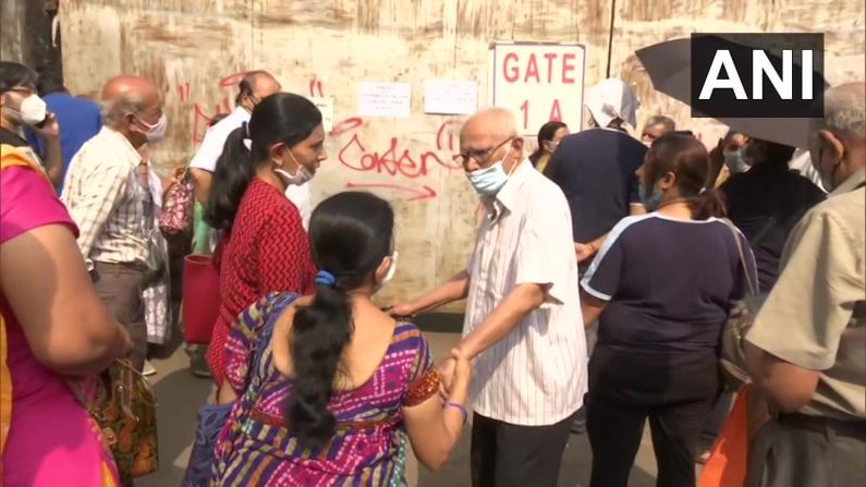 मुंबईतील जम्बो कोव्हिड सेंटरमध्ये लस घेण्यासाठी नागरिकांची तोबा गर्दी जमली आहे. 