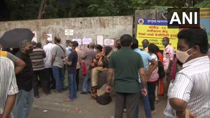 राज्यात कोरोनाचा वाढता प्रादुर्भाव लक्षात घेता धास्तावलेल्या जनतेने अनेक ठिकाणी लसीकरणासाठी गर्दी पाहायला मिळत आहे.