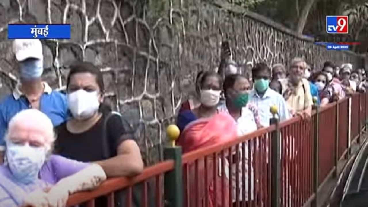 Mumbai च्या Nesco सेंटरसमोर लसीकरणासाठी नागरिकांच्या रांगा