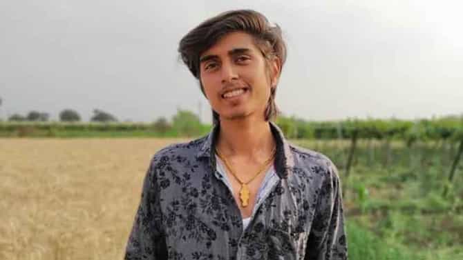 ‘दुःख अडवायला उंबऱ्यासारखा, मित्र वणव्यामध्ये गारव्या सारखा’, वाचा सोशल मीडियावर चर्चेत आलेल्या ऋषिकेश रिकामेबद्दल...