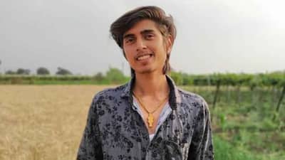 ‘दुःख अडवायला उंबऱ्यासारखा, मित्र वणव्यामध्ये गारव्या सारखा’, वाचा सोशल मीडियावर चर्चेत आलेल्या ऋषिकेश रिकामेबद्दल...