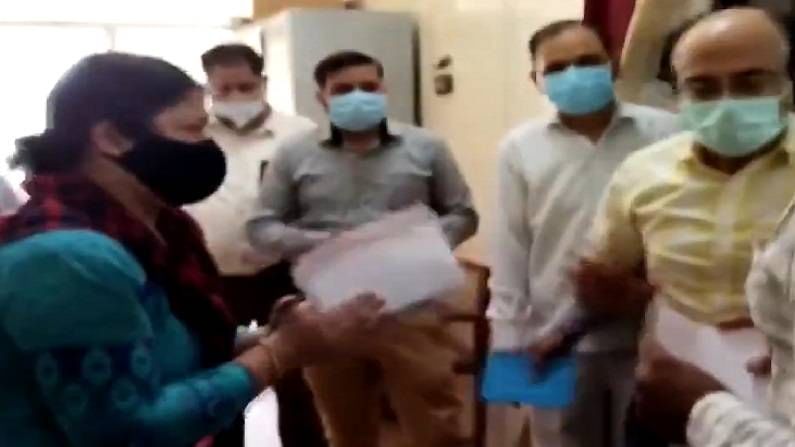 VIDEO : माणुसकी संपली! रेमडेसिव्हीरसाठी आईने अधिकाऱ्याचे पाय पकडले, वैद्यकीय अधिकारी मात्र ढिम्म, अखेर मुलाचा दुर्देवी मृत्यू