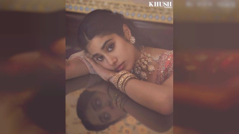 आता जान्हवीनं काही सुंदर फोटो सोशल मीडियावर शेअर केले आहेत. या फोटोमध्ये ती कमालीची सुंदर दिसतेय.