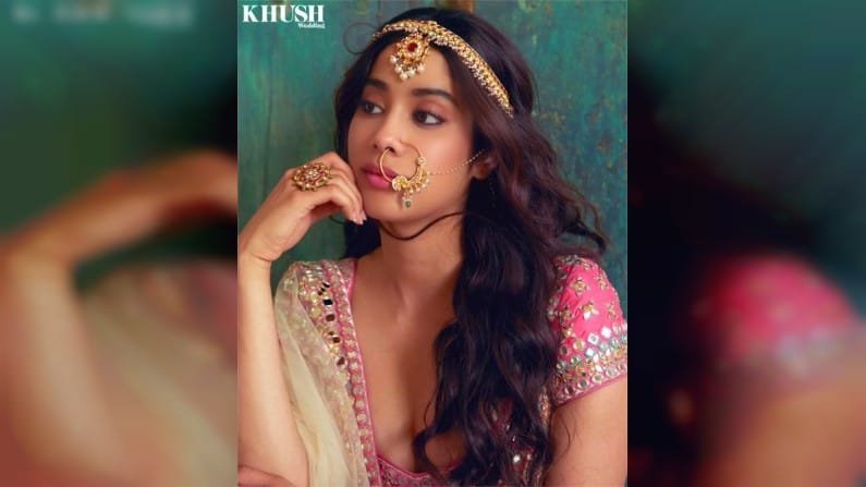 अभिनेत्री श्रीदेवी आणि बोनी कपूर यांची मुलगी अभिनेत्री जान्हवी कपूर सध्या सोशल मीडियावर धमाल करत आहे.