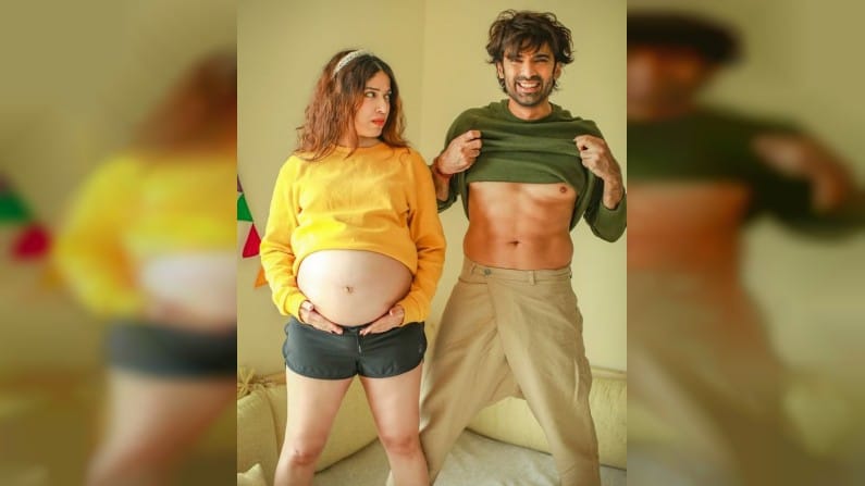 या जोडप्याची पहिली भेट ‘मिली’ (Mili) या मालिकेच्या सेटवर झाली होती. मोहित अखेर स्टार प्लस सीरियल ‘लॉकडाऊन की लव्ह स्टोरी’ मध्ये दिसला होता. 