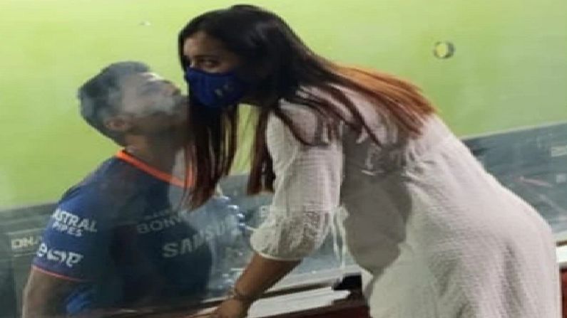 IPL 2021 : चालू मॅचमध्ये सूर्यकुमार यादवने पत्नीला किस केलं, जहीर खानच्या बायकोने फोटो ट्विट केला अन्....