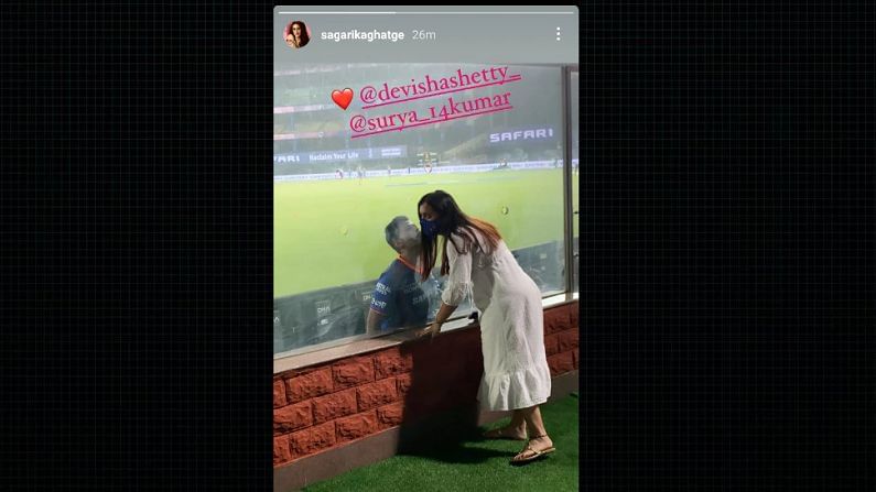 Suryakumar yadav Kiss his Wife devisha Shetty During MI vs RR Match