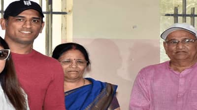 कॅप्टन कूल धोनीच्या आई वडिलांनी कोरोनाविरुद्धची मॅच जिंकली, रुग्णालयातून डिस्चार्ज