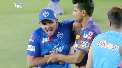 IPL 2021 : सलग 6 बॉलवर 6 चौकार खाल्ल्यानंतर शिवम मावीने दाबला पृथ्वी शॉ चा गळा!