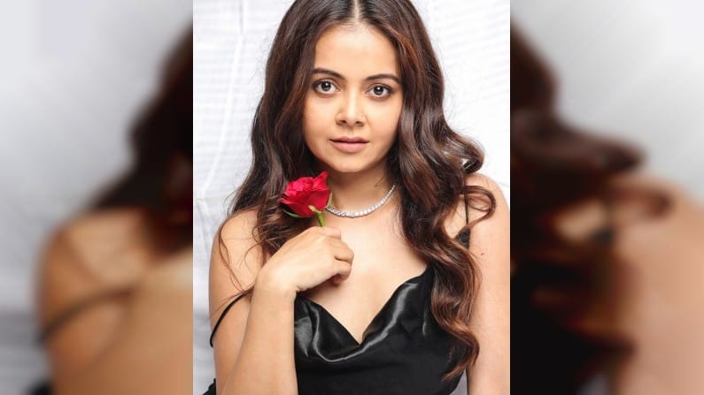 बिग बॉस 13 मधील स्पर्धक असलेल्या देवोलीनाचे फोटो चाहत्यांना प्रचंड आवडले आहेत. देवोलीनाचा ड्रेस आणि तिचा लूक खूपच सुंदर दिसत आहे.