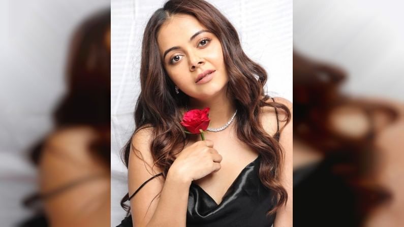 फोटो शेअर करत तिनं कॅप्शनमध्ये लिहिलं आहे की, “प्रत्येक स्त्रीला काळ्या रंगाचा ड्रेस आणि गुलाबाची नक्कीच गरज असते” तिचे हे फोटो सोशल मीडियावर व्हायरल होत असून तिचे चाहते या फोटोंवर लाईक्सचा पाऊस पाडत आहेत.