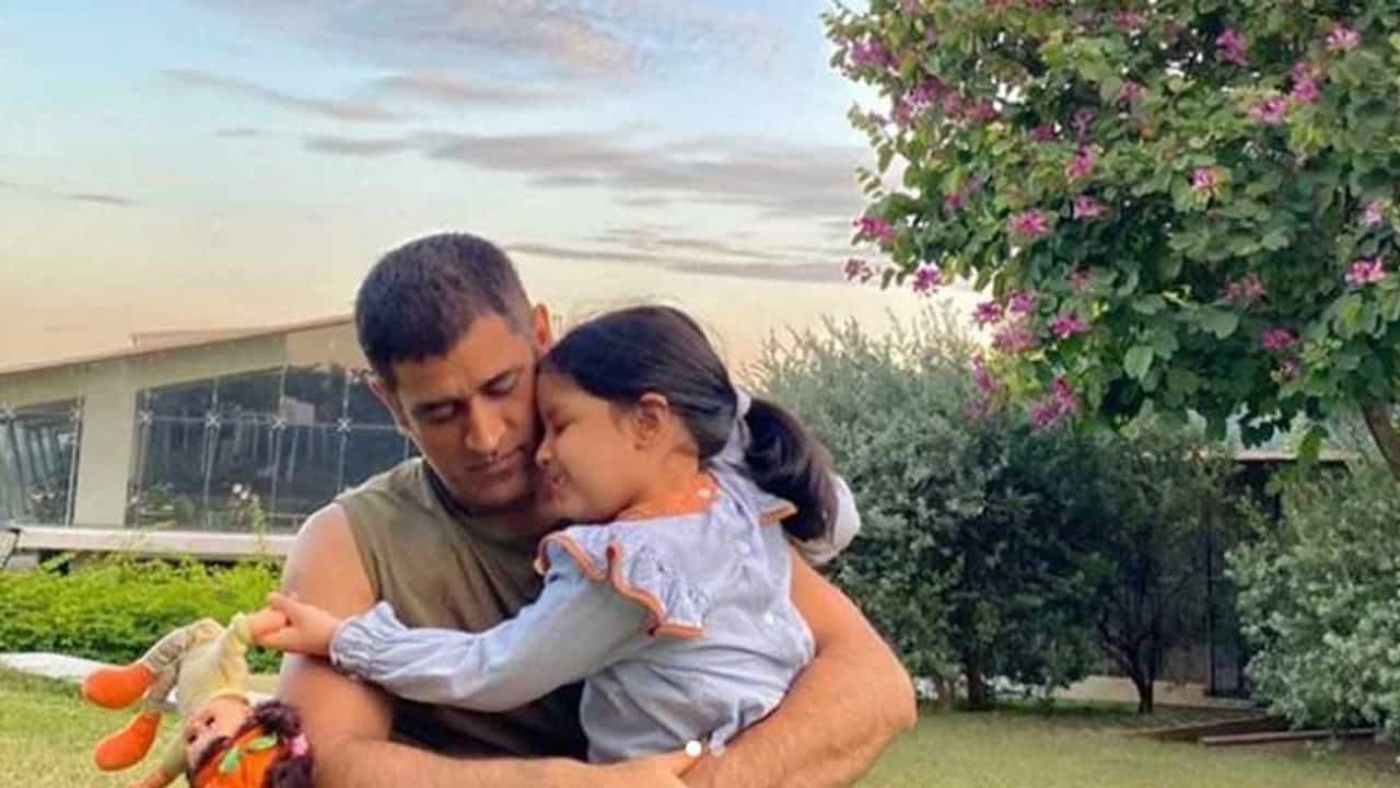 MS Dhoni : डॅडा, गले लगा ले, बाप लेकीचा हृदयाला भिडणारा फोटो इन्स्टाग्रामवर शेअर