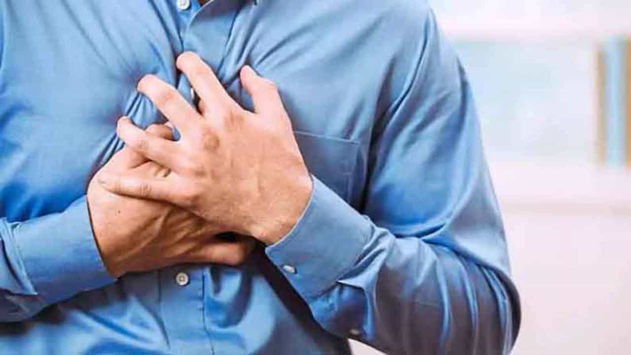 पायाला सूज, थकवा आणि श्वासनाचा त्रास... या तीन गोष्टींकडे अजिबात दुर्लक्ष करू नका; कारण...