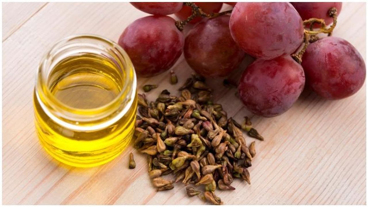 द्राक्ष बियाण्यांचं तेल त्वचा आणि केसांसाठी फायदेशीर आहे. कारण हे तेल त्वचा आणि केसांशी संबंधित अनेक समस्या दूर करण्यात मदत करतं.