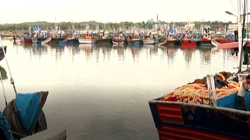 महाराष्ट्राच्या सागरी क्षेत्रात दोन महिने मासेमारीसाठी बंदी, मंत्री अस्लम शेख यांची घोषणा