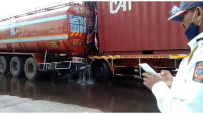 VIDEO | मुंबई-गोवा महामार्गावर अपघात, टँकरमधून केमिकल गळती, वाहने घसरल्याने वाहतूक विस्कळीत