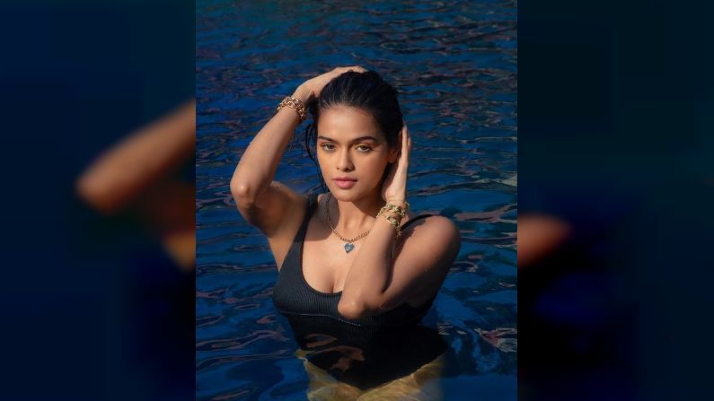 एकता कपूरची मालिका कसौटी जिंदगी की 2 मध्ये तन्वी बजाजची भूमिका साकारणारी अभिनेत्री सोन्या अयोध्या सध्या सोशल मीडियावर सुंदर फोटो शेअर करत आहे. सोन्या अनेकदा तिचे फोटोशूट शेअऱ करत असते. मात्र, यावेळी तिनं स्विमिंग पूलमधील काही फोटो शेअर केले आहेत. या पूलमध्ये ती मजा करताना दिसली.