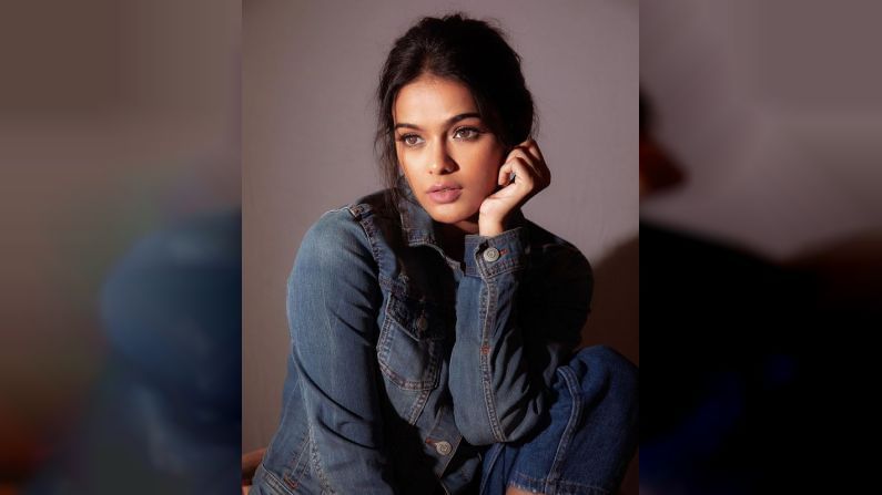 सोन्या अयोध्याचे हे फोटो चाहत्यांच्या पसंतीस उतरला आहे. काळ्या रंगाच्या स्विमसूटमध्ये ती सुंदर दिसत आहे.