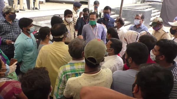 VIDEO : टोकण घेऊन सहा तास रांगेत, लसीसाठी नंबर आलाच नाही, कल्याणच्या लसीकरण केंद्रावर संतप्त नागरिकांचा राडा