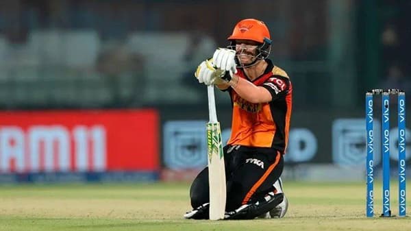 IPL 2021 : डेव्हिड वॉर्नरची सनरायजर्स हैदराबादच्या कर्णधारपदावरुन उचलबांगडी, या खेळाडूकडे संघाची कमान