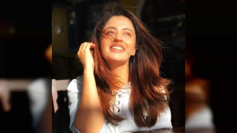 नेहमीच आपल्या अभिनयानं आणि सौंदर्यानं रसिकांचं मन जिंकणारी अभिनेत्री नेहा पेंडसे सध्या सोशल मीडियावर नवनवीन फोटो शेअर करतेय.
