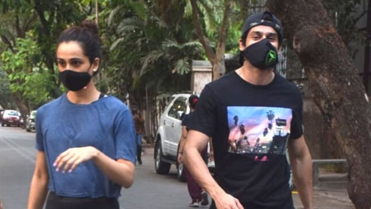 अभिनेता अभिमन्यू दासानी आज मुंबईत एका मुलीसोबत फिरताना दिसला.