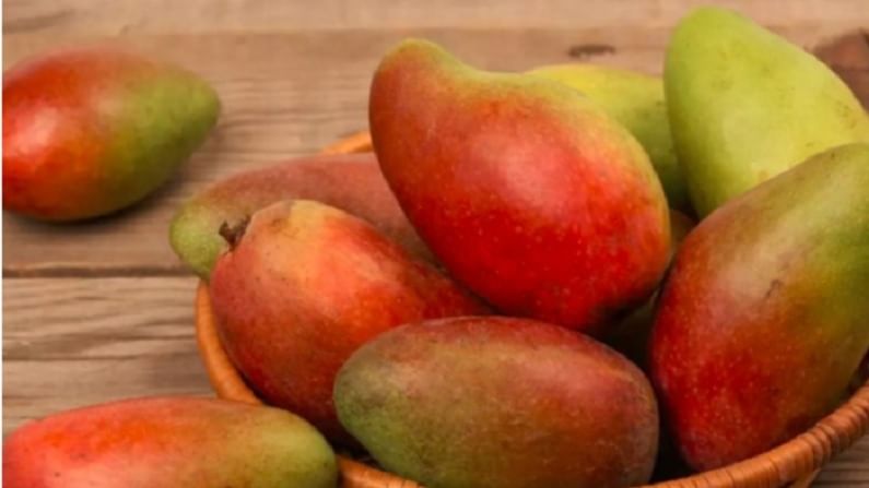 उन्हाळ्यात आंबा मोठ्या उत्साहाने खाल्ला जातो. पण एक कप आंबामध्ये सुमारे 23 ग्रॅम साखर असते. म्हणून, मधुमेहाच्या रुग्णांनी त्याचे जास्त सेवन करू नये.