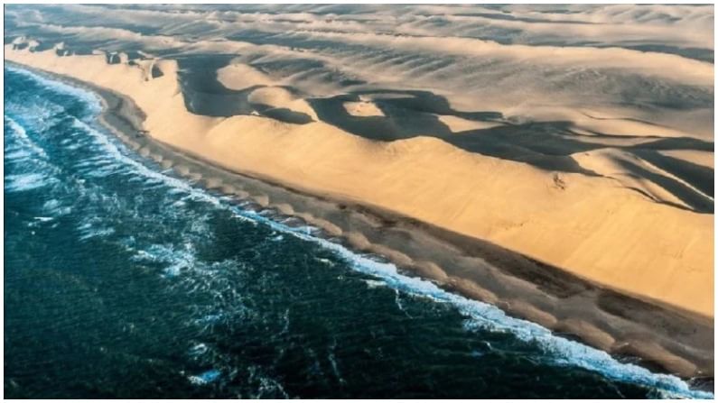 जगात असे एक ठिकाण आहे ज्या ठिकाणी समुद्र आणि वाळवंट एकत्र येतात. आश्चर्य वाटते ना, पण आफ्रिकेतील नामिबिया नावाच्या ठिकाणी ही जागा आहे. या ठिकाणी जगातील सर्वात प्राचीन वाळवंट आहे. जे जवळपास 5 दशलक्ष वर्षांहून अधिक जुनं आहे. विशेष म्हणजे या ठिकाणी दिसणारे वाळूचे ढिगारे हे जगातील सर्वात मोठे असल्याचे बोललं जातं. 