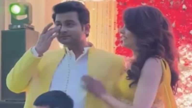 कॉमेडियन आणि गायिका सुगंधा मिश्रा आणि कॉमेडियन संकेत भोसले यांच्या जीवनाला नवी सुरुवात झाली आहे. आता लग्नानंतर त्यांच्या लग्नाचे फोटो सोशल मीडियावर व्हायरल होत आहेत. सुगंधाने हळदीचा एक सुंदर व्हिडीओ इन्स्टाग्रामवर शेअर केला आहे. ज्यामध्ये संकेत भोसले भावूक झालेला दिसला.