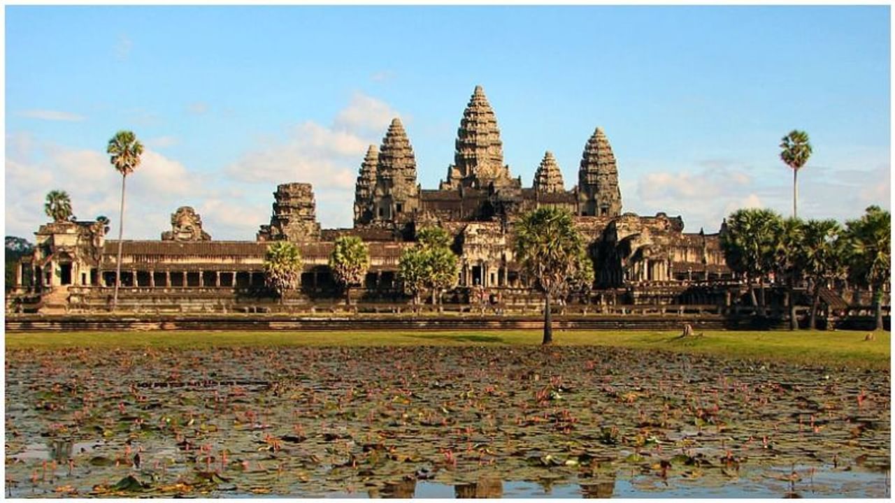 कंबोडिया देशातील अंगकोर वाट मंदिर हे 12 व्या शतकात राजा सूर्यवर्मन द्वितीय यांनी बनवलं होतं. हे मंदिर सुमारे 162.6 हेक्टर क्षेत्रात पसरलेले आहे. तर हे जगातील सर्वात मोठ हिंदू मंदिर म्हणून प्रसिद्ध आहे. भगवान विष्णूला हे मंदिर समर्पित करण्यात आलं आहे.