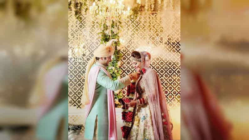 गायिका आणि कॉमेडियन सुगंधा मिश्रा आणि बॉयफ्रेंड संकेत भोसले विवाहबंधनात अडकले आहेत. या लग्नाचे फोटो आता सोशल मीडियावर व्हायरल होत आहेत. सुगंधानं तिच्या सोशल मीडिया अकाउंटवर काही फोटो शेअर केली आहेत, ज्या फोटोंमध्ये ती ब्रायडल लूकमध्ये दिसत आहे.