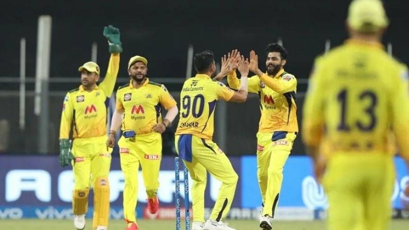 IPL मध्ये वात पेटली, KKR नंतर आता धोनीच्या CSK मध्ये कोरोनाचा प्रवेश, गोलंदाजी प्रशिक्षकासह तिघे पॉझिटिव्ह