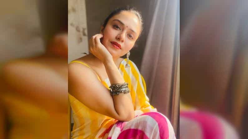 सौंदर्याची खाण अर्थात अभिनेत्री अमृता खानविलकर सध्या सोशल मीडियावरुन चाहत्यांना भुरळ घालतेय.