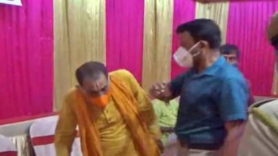 VIDEO: त्रिपुरात कोरोना नियम तोडणाऱ्या पुजाऱ्याच्या कानशीलात लगावली, कारवाई करणाऱ्या जिल्हाधिकाऱ्यांना पदावरुन हटवलं