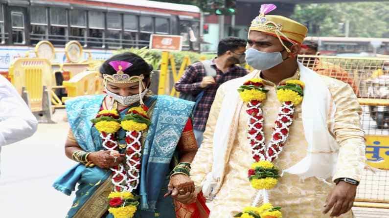 मुंबईत लॉकडाऊनदरम्यान वांद्रेच्या कोर्टात लग्नाची नोंदणी झाल्यानंतर घरी परत निघालेले वधू-वर.