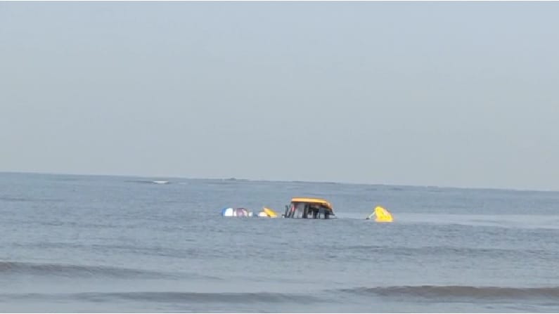 Vavassi Sinking VIDEO | बोटीची सुटका करताना वसईच्या समुद्रात JCB अडकला - Marathi News ...