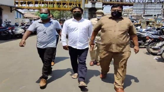 काळा कोट, पांढराशुभ्र शर्ट घालून ऐटीत प्रवाशांची तिकीट तपासणी, पोलिसांना संशय येताच भंबेरी उडाली, बोगस टीसीचा भंडाफोड