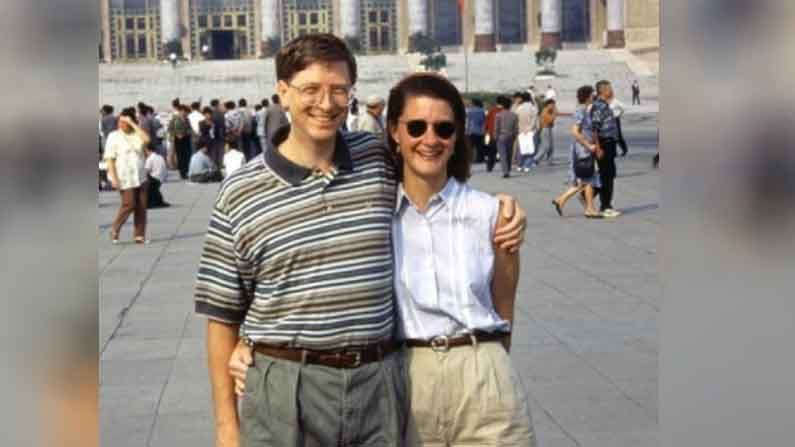 मायक्रोसॉफ्टचे संस्थापक बिल गेट्स (Bill Gates ) आणि त्यांची पत्नी मेलिंडा (Melinda gates) यांनी लग्नाच्या 27 वर्षानंतर घटस्फोट घेतला आहे. दोघांनीही आपले लग्न संपवत असल्याची घोषणा करत संयुक्त निवेदन दिले आहे. 27 वर्षे बराच वेळ एकत्र घालवल्यानंतर, वयाच्या या टप्प्यावर अचानक घटस्फोट झाल्यामुळे बरेच लोक आश्चर्यचकित झाले आहेत. चला तर बिल गेट्स आणि मेलिंडाच्या घटस्फोटापर्यंतची प्रेमकथा जाणून घेऊया... 
