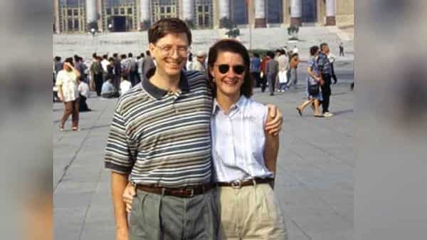 मायक्रोसॉफ्टचे संस्थापक बिल गेट्स (Bill Gates ) आणि त्यांची पत्नी मेलिंडा (Melinda gates) यांनी लग्नाच्या 27 वर्षानंतर घटस्फोट घेतला आहे. दोघांनीही आपले लग्न संपवत असल्याची घोषणा करत संयुक्त निवेदन दिले आहे. 27 वर्षे बराच वेळ एकत्र घालवल्यानंतर, वयाच्या या टप्प्यावर अचानक घटस्फोट झाल्यामुळे बरेच लोक आश्चर्यचकित झाले आहेत. चला तर बिल गेट्स आणि मेलिंडाच्या घटस्फोटापर्यंतची प्रेमकथा जाणून घेऊया...