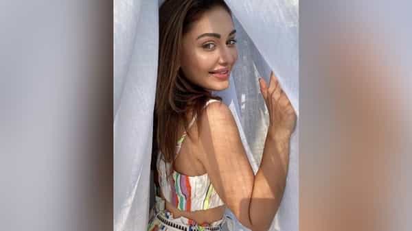 शेफाली जरीवालाला 'कांटा लगा' या गाण्यामुळे जास्त प्रसिद्धी मिळाली. नुकतंच तिनं सोशल मिडियावर काही सुंदर फोटो शेअर केले आहेत.