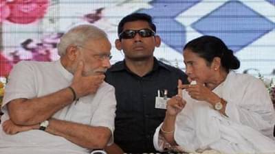 कोरोना लस मोफत द्या, ममता बॅनर्जींची पंतप्रधान मोदींकडे मागणी, अडचणीच्या काळात एकत्र काम करण्याचं आश्वासन