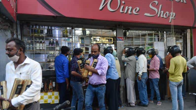 दारुबंदीचं अभियान राबवणारी ड्रिंकावेयर या संस्थेने तीन महिन्यांपूर्वी दावा केला होत की, जास्त दारु पिल्यास कोरोनाची लस घेतल्यानंतरही त्याचा शरीरावर काहीच परिणाम होणार नाही. याशिवाय याचे पुरावे देखील समोर आल्याचं या संस्थेने म्हटलं होतं.