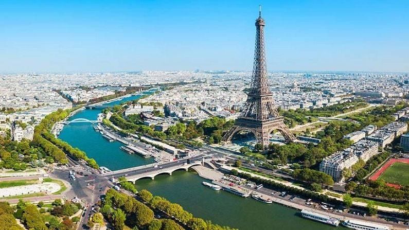 फ्रांस : जगात सर्वाधिक पर्यटक फिरण्यासाठी फ्रांसमध्ये जातात. दरवर्षी फ्रांसमध्ये 8.9 कोटी पर्यटक जातात. कोरोना काळात यात मोठी घट झालीय. त्यामुळे फ्रांसच्या पर्यटन उद्योगाला जवळपास 42 बिलियन डॉलर नुकसान झालंय.