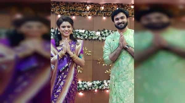 गेल्या कित्येक दिवसांपासून ज्या क्षणाची प्रत्येकजण आतुरतेने वाट पहात होते तो क्षण अखेर आलाय. आई कुठे काय करते मालिकेत अभिषेक आणि अनघाच्या साखरपुड्याची धामधूम सुरु झाली आहे.