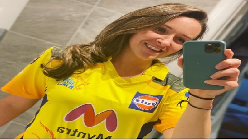 आयपीएल सुरु झाल्यानंतर पुन्हा 'पिवळं प्रेम', चेन्नईची जर्सी परिधान केलेली ही महिला क्रिकेटपटू कोण?