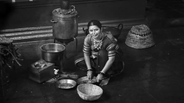 मराठमोळी अभिनेत्री प्राजक्ता माळी सध्या सोशल मीडियाच्या माध्यमातून चाहत्यांशी काही जुने फोटो शेअर करताना दिसतेय.