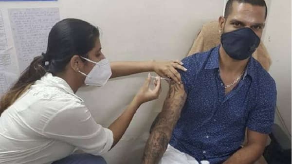 Shikhar Dhawan | गब्बर धवनने घेतला कोरोना लसीचा पहिला डोस, शिखरकडून ट्विटरवर फोटो शेअर