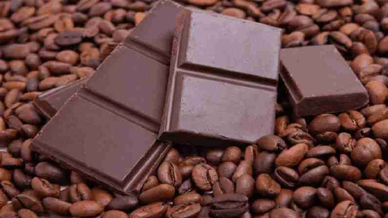 डार्क चॉकलेटमध्ये अँटीऑक्सिडेंट असते. हे आतड्यांमधील चांगल्या बॅक्टेरियासाठी अतिशय लाभदायक असते.